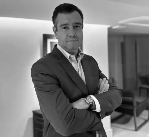 Retrato em preto e branco de Elias Lages, líder da Quantitus Infra