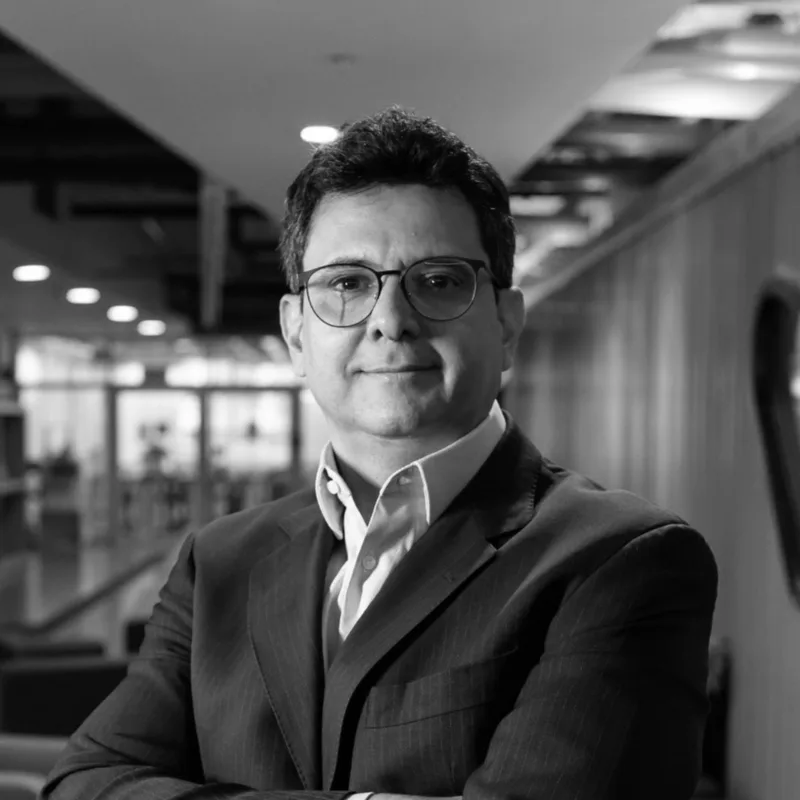 Retrato em preto e branco de Leonel Molero, líder da Quantitus Hedge